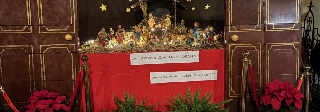 Il presepe 2024 a Gesù Nazareno, con le porte che simboleggiano l'Anno Santo